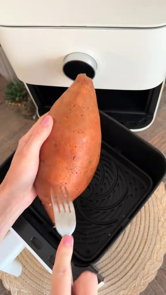 Батат с помидорами, моцареллой и яйцом