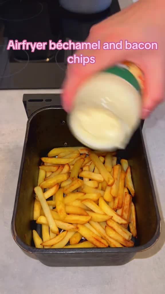 Картофель фри с беконом в соусе бешамель