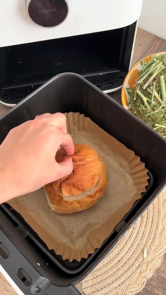 Яичница с грибами в булочке