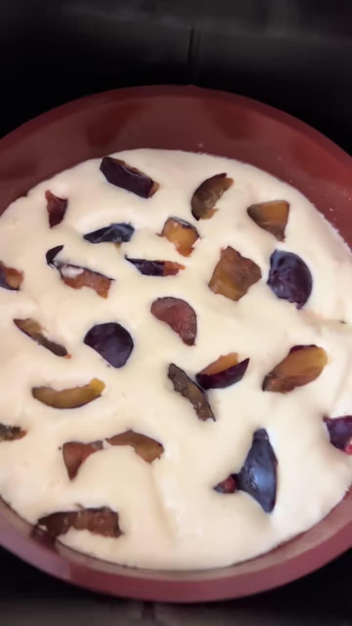 Сливовая шарлотка
