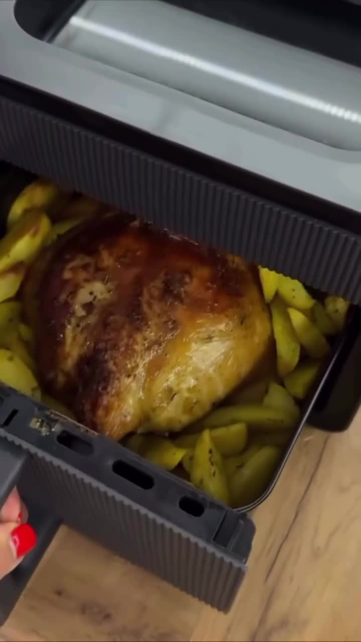 Ужин — запечённая курица с картофельными дольками