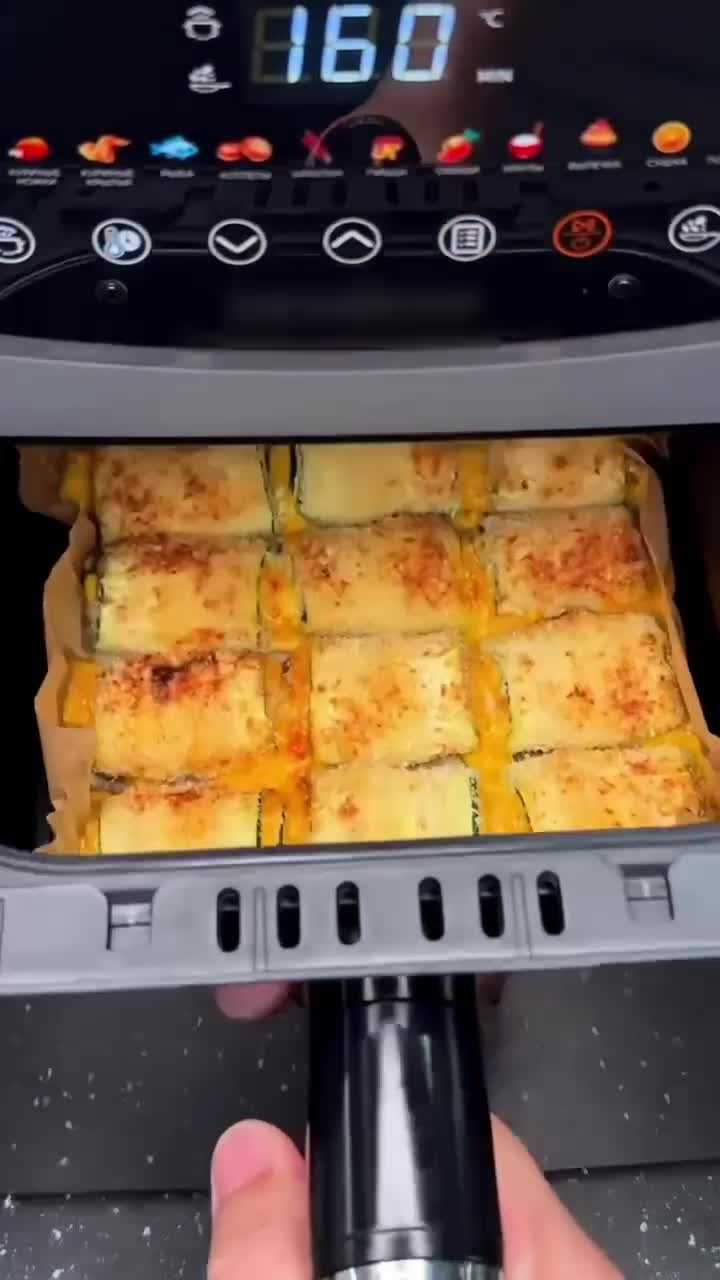 Рулетики из цукини с сыром и беконом
