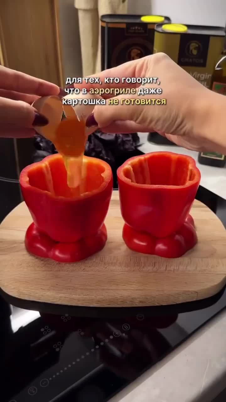 Перечные корзинки с яйцом и сыром