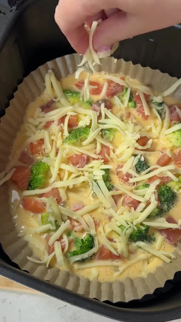 Киш с красной рыбой и брокколи