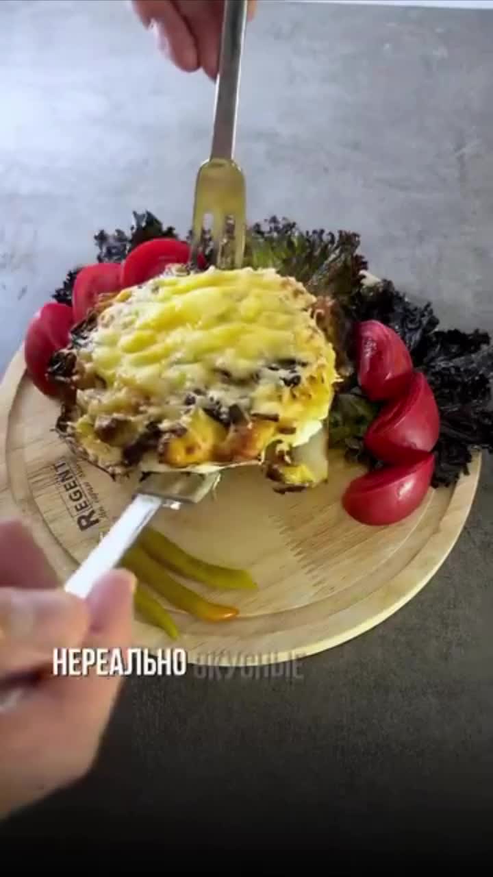 Стейки из капусты с курицей и грибами