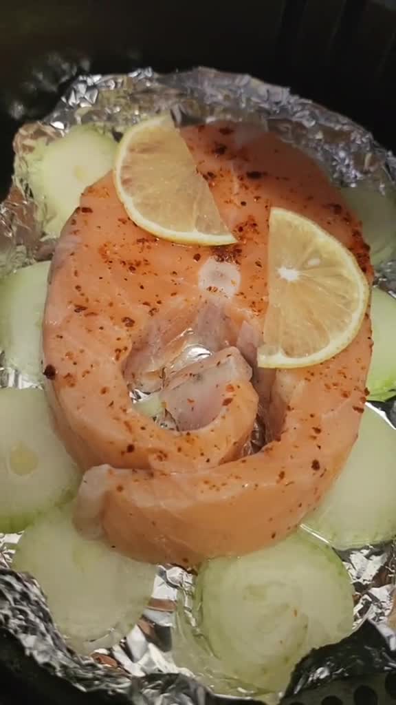 Рыбный стейк на луковой подушке с лимоном