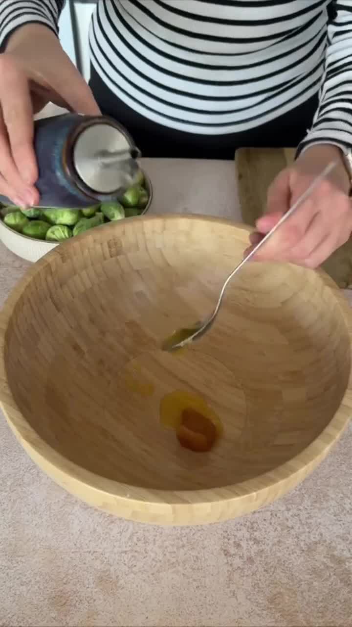 Брюссельская капуста с хрустящей крошкой и медово‑горчичным соусом