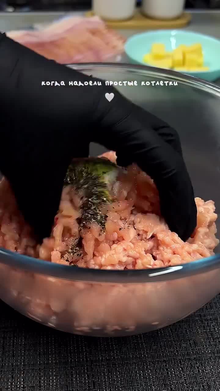 Куриные бомбочки с фаршем, сыром и беконом