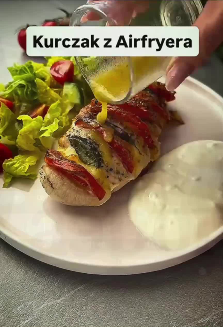 Куриная грудка с сыром и помидором в чесночном соусе