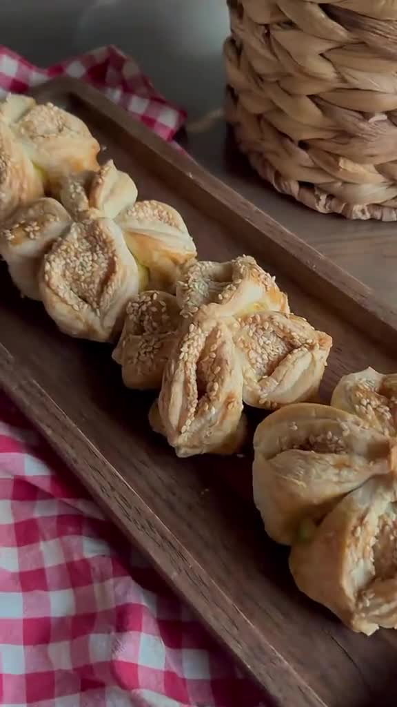 Слоёные конвертики с творогом и сыром