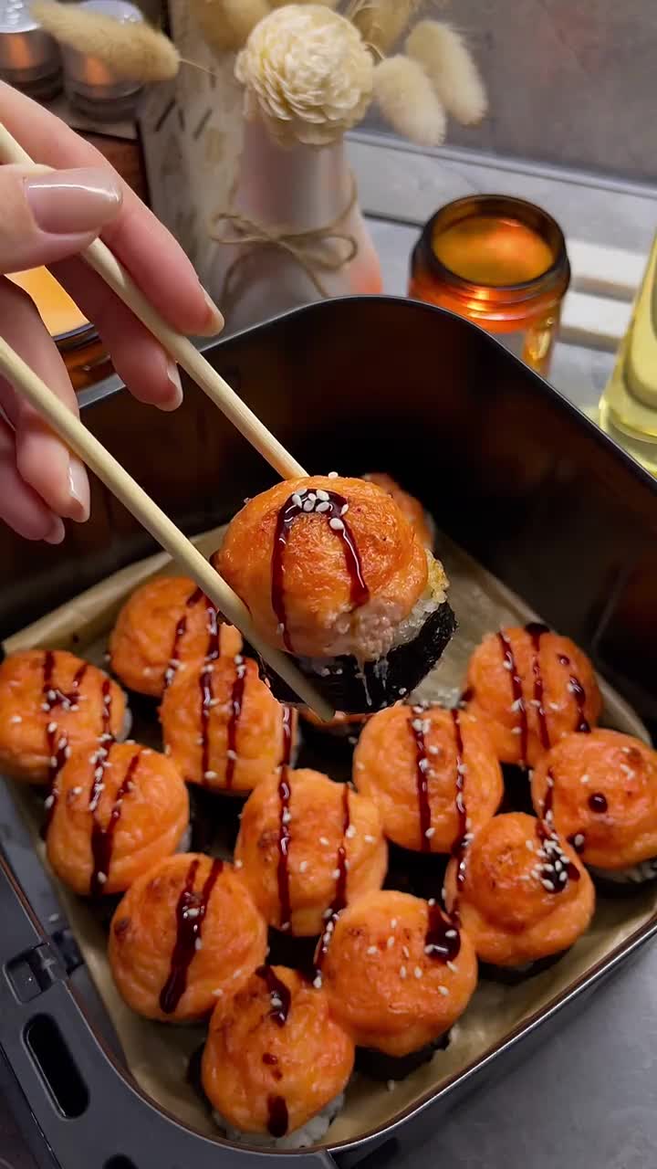 Запечённые роллы с крабовой палочкой и огурцом