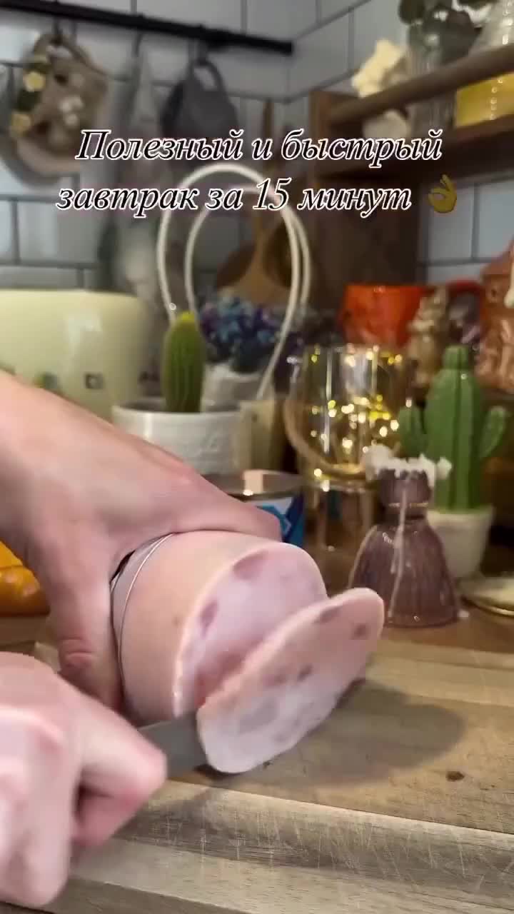 Тосты с яйцом, ветчиной, помидором и сыром