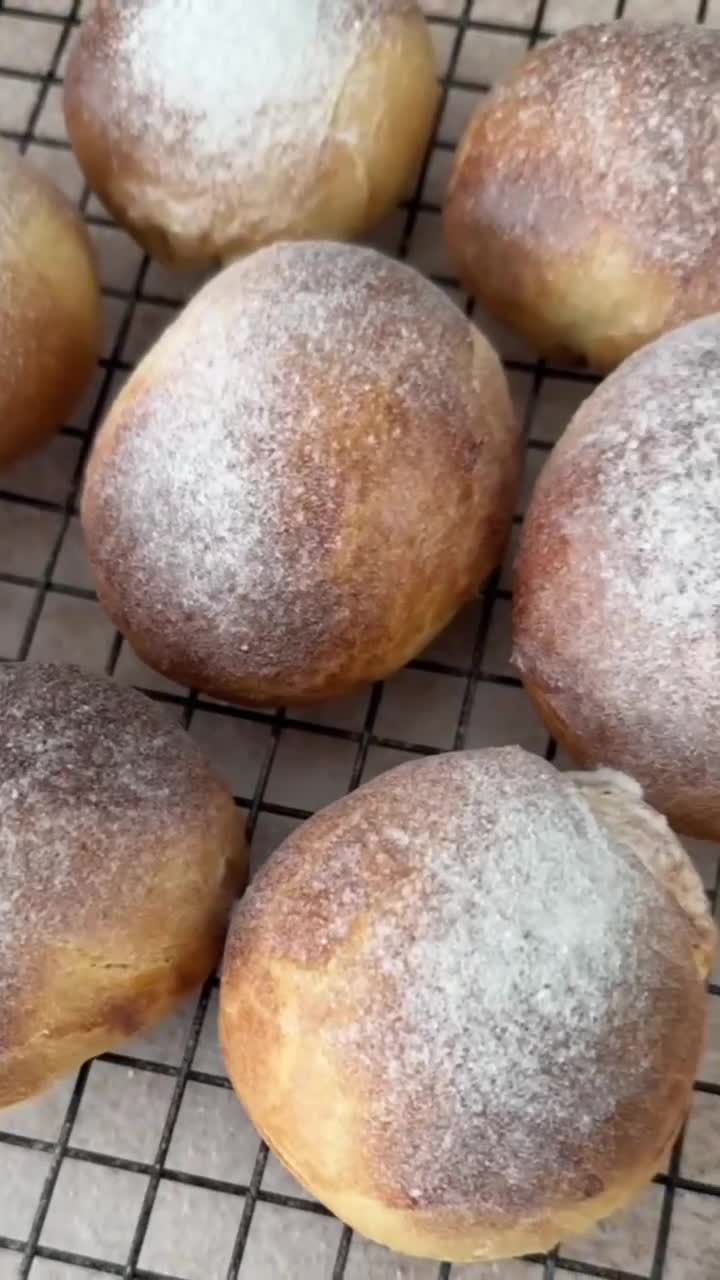 Пышные пончики с вишневым джемом