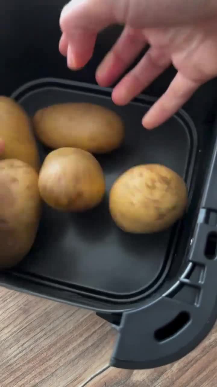 Запечённый картофель с колбасной начинкой