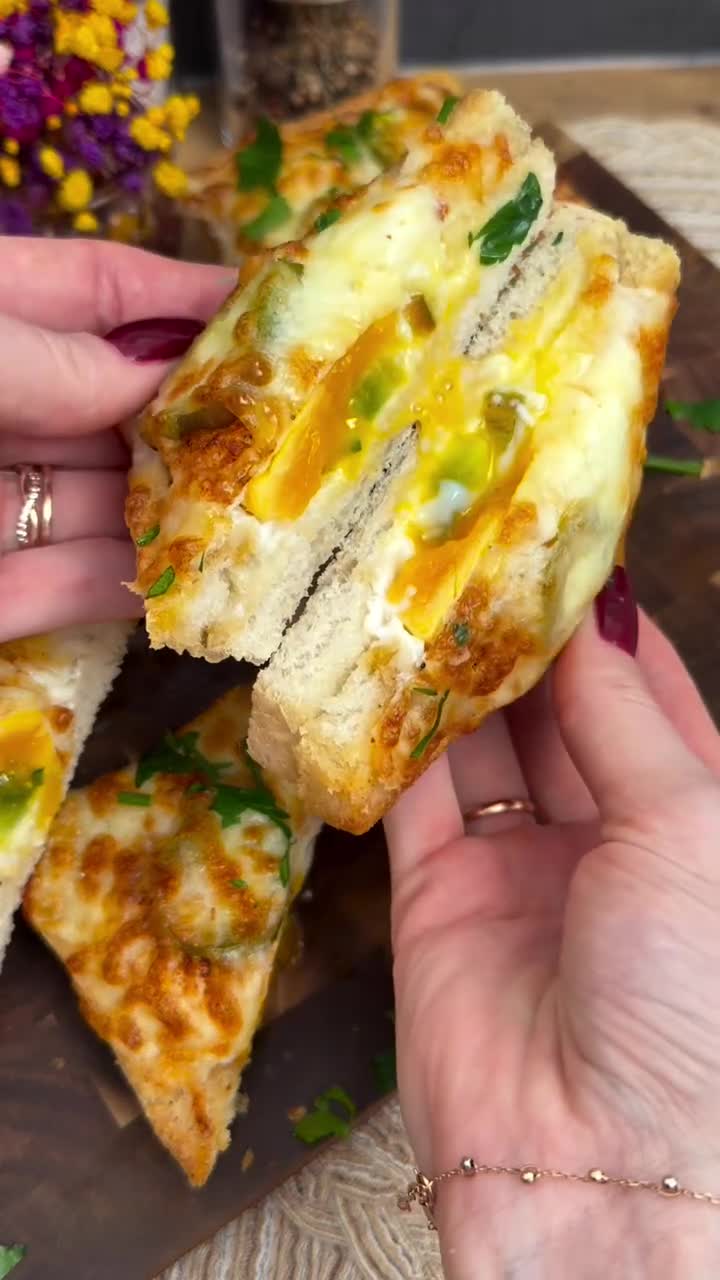 Золотистые тосты с яйцом и сыром